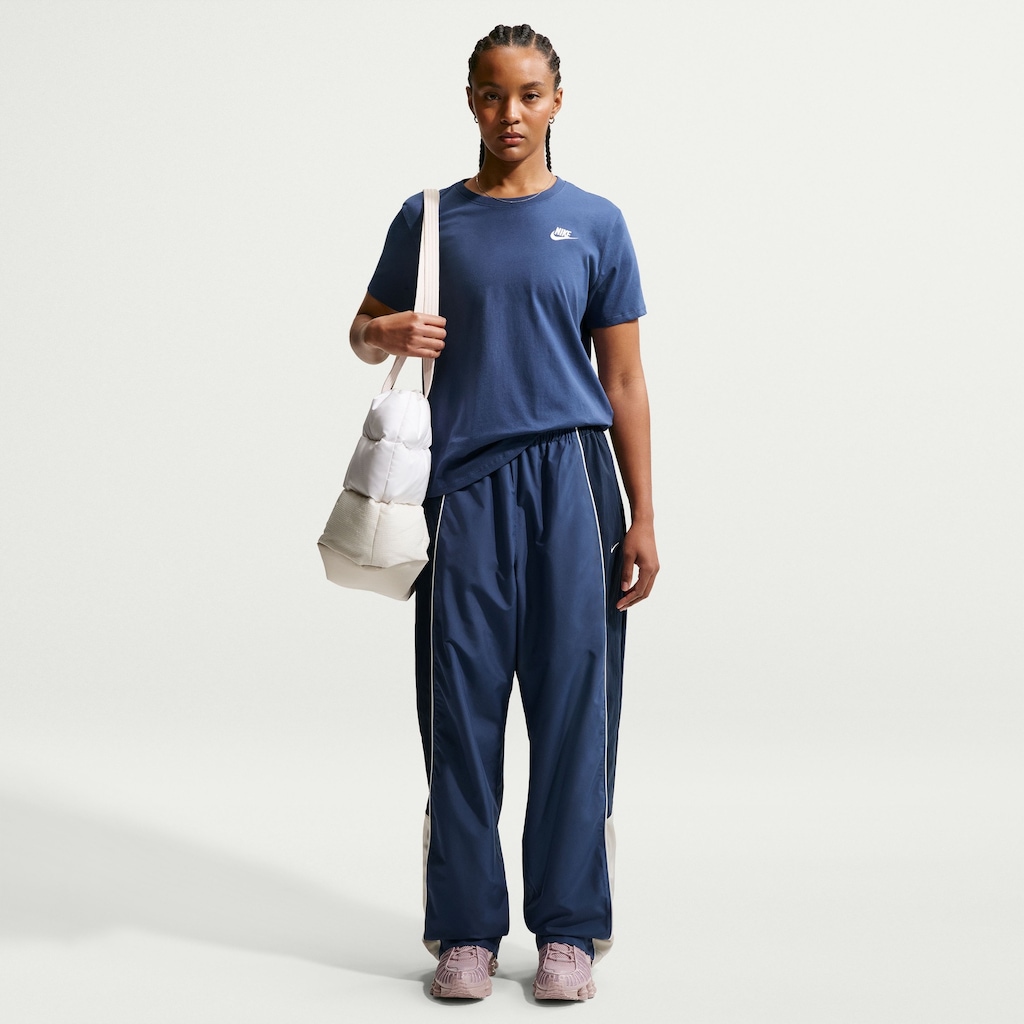 Imagem 3 do produto Camiseta Feminina Nike Manga Curta Sportswear Club