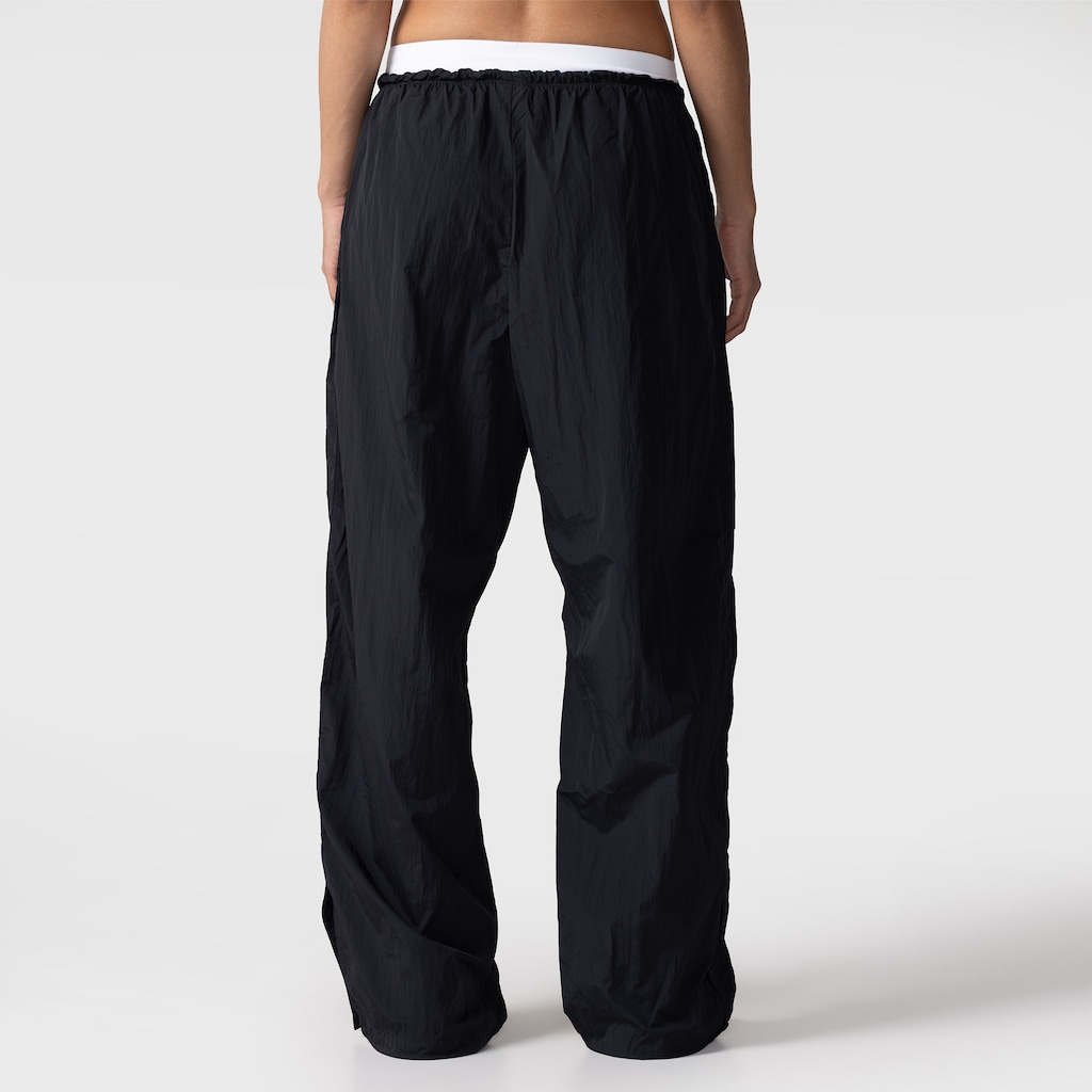 Imagem 2 do produto Calça Nike Sportswear Loose Parachute Pants Feminina