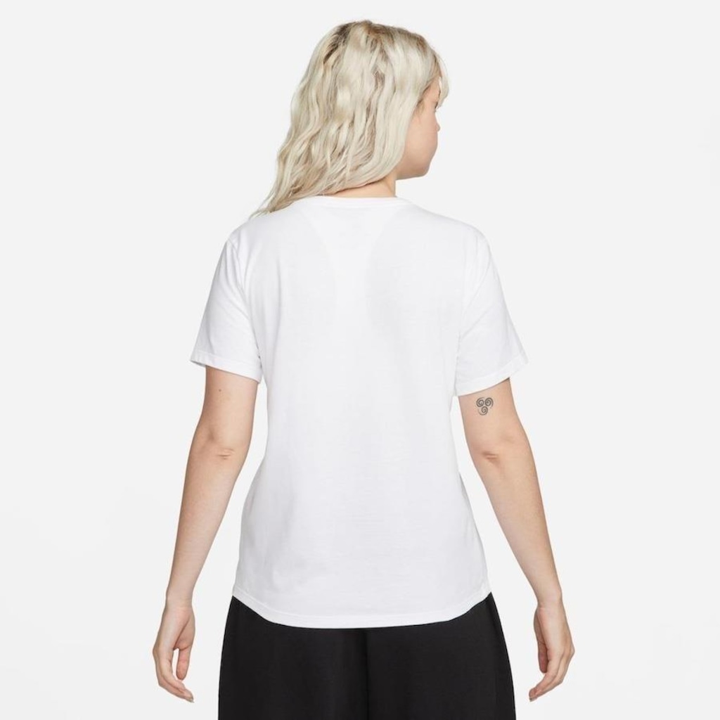 Imagem 2 do produto Camiseta Nike Sportswear Club Essentials - Feminina