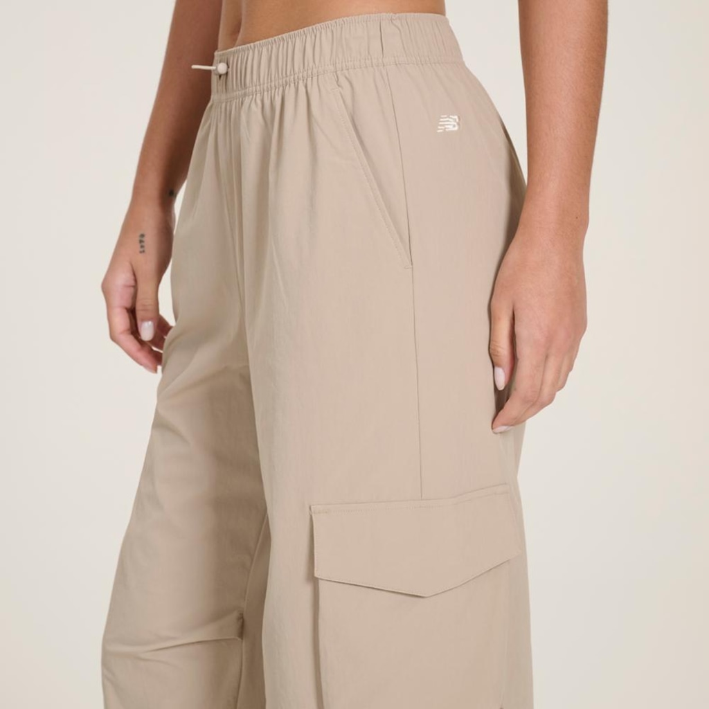 Imagem 4 do produto Calça New Balance Nylon Cargo - Feminina