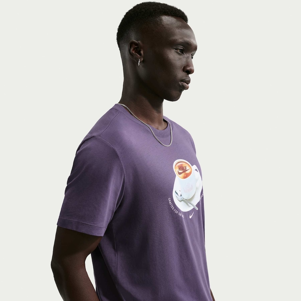 Imagem 3 do produto Camiseta Nike Sportswear Café Swoosh Mug Unissex