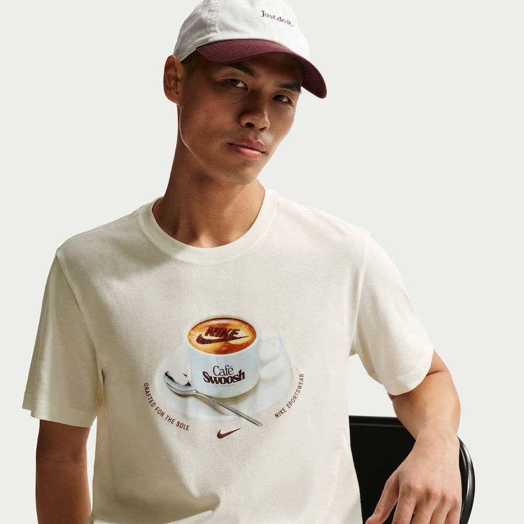 Imagem 3 do produto Camiseta Nike Sportswear Café Swoosh Mug Unissex