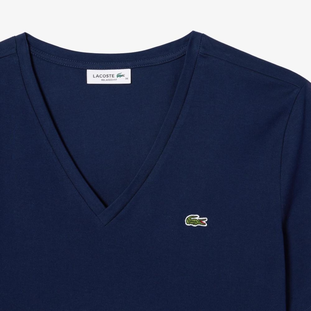 Imagem 5 do produto Camiseta de Algodão com Gola V e Caimento Relaxado Lacoste Feminina