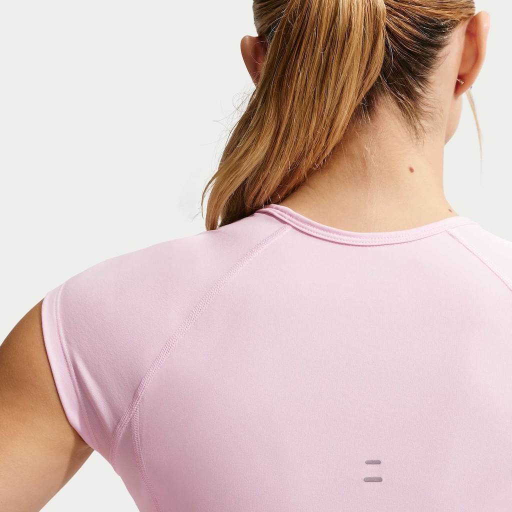 Imagem 2 do produto Camiseta Cropped Dri-FIT Nike Tempo Swoosh Feminina