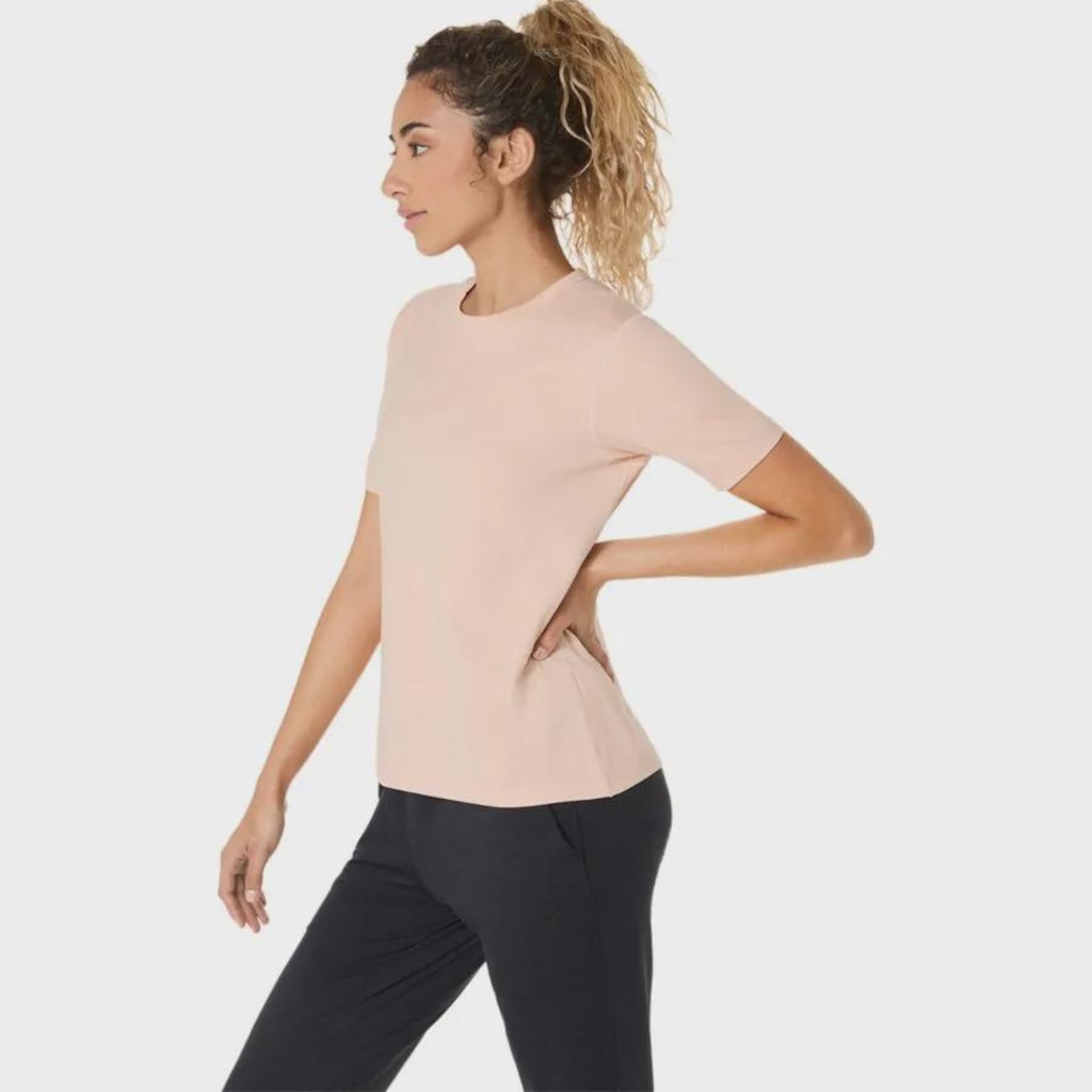 Imagem 2 do produto Camiseta ASICS Com textura Refinada Feminina