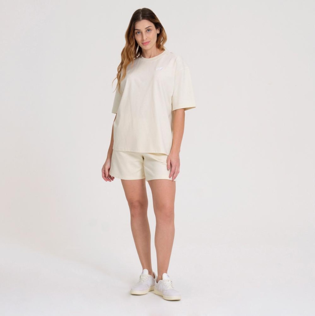 Imagem 4 do produto Camiseta New Balance Oversized Small Logo Feminina