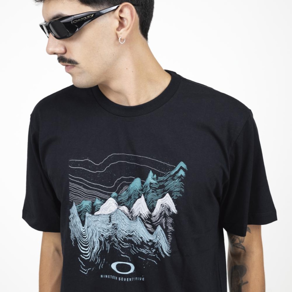 Imagem 3 do produto Camiseta Oakley Outline Mountains Blackout - Masculina