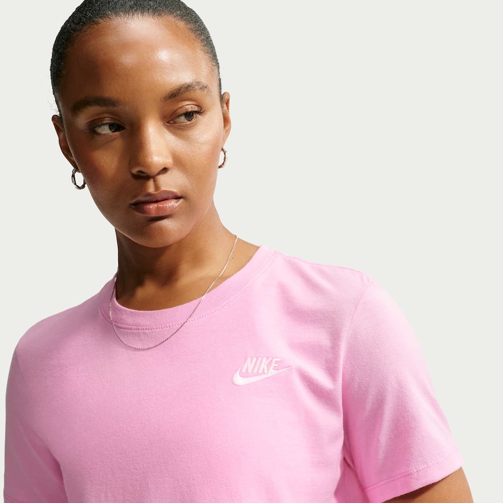 Imagem 1 do produto Camiseta Nike Sportswear Club Essentials Feminina