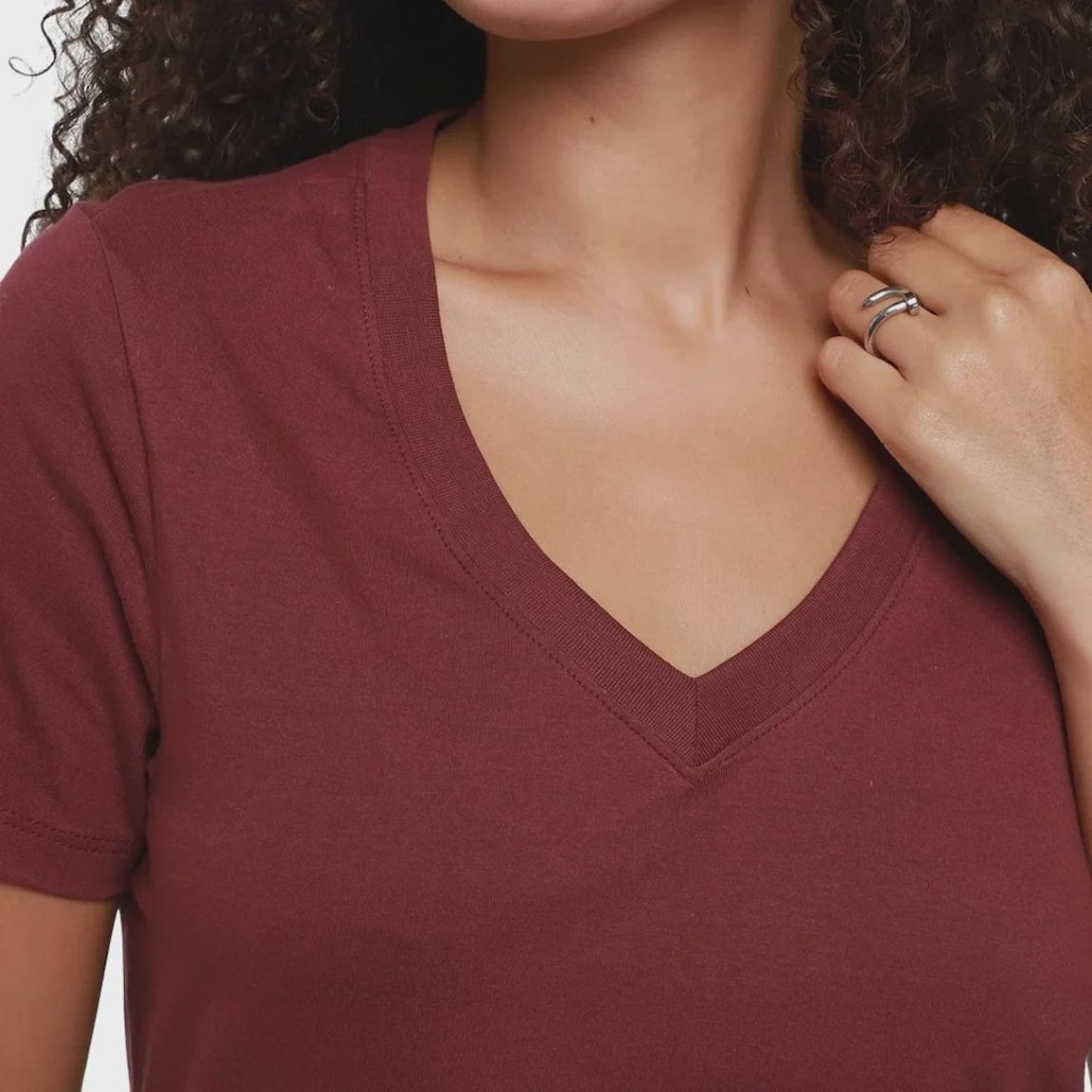 Imagem 2 do produto Camiseta Fila Regular Basic V Classic Feminina