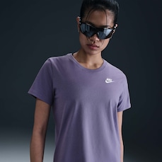 Camiseta Nike Sportswear Club Essentials Feminina