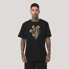 Camiseta Regular MCD Dourado Mão Caveira Masculino