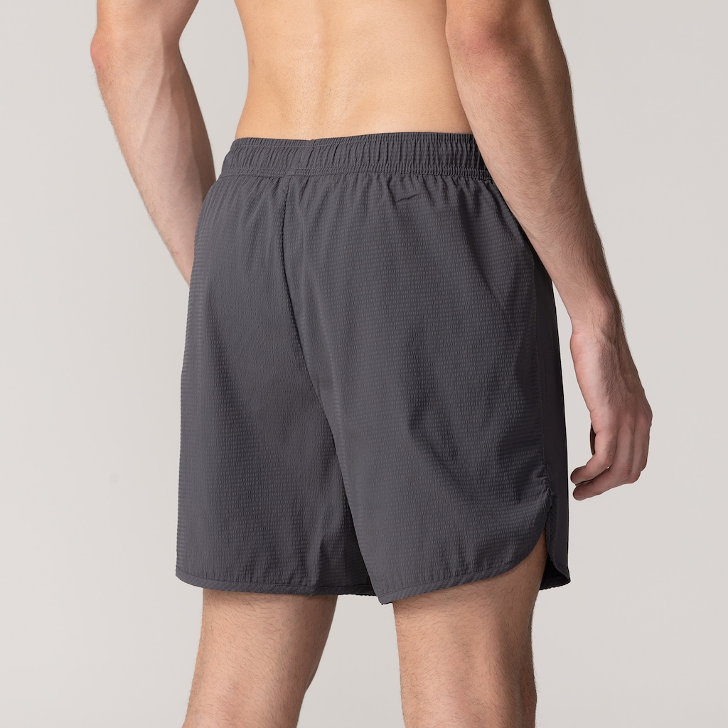 Imagem 2 do produto Bermuda Masculina ASICS 5 Pinstripe 2 em 1 Bolso Interno