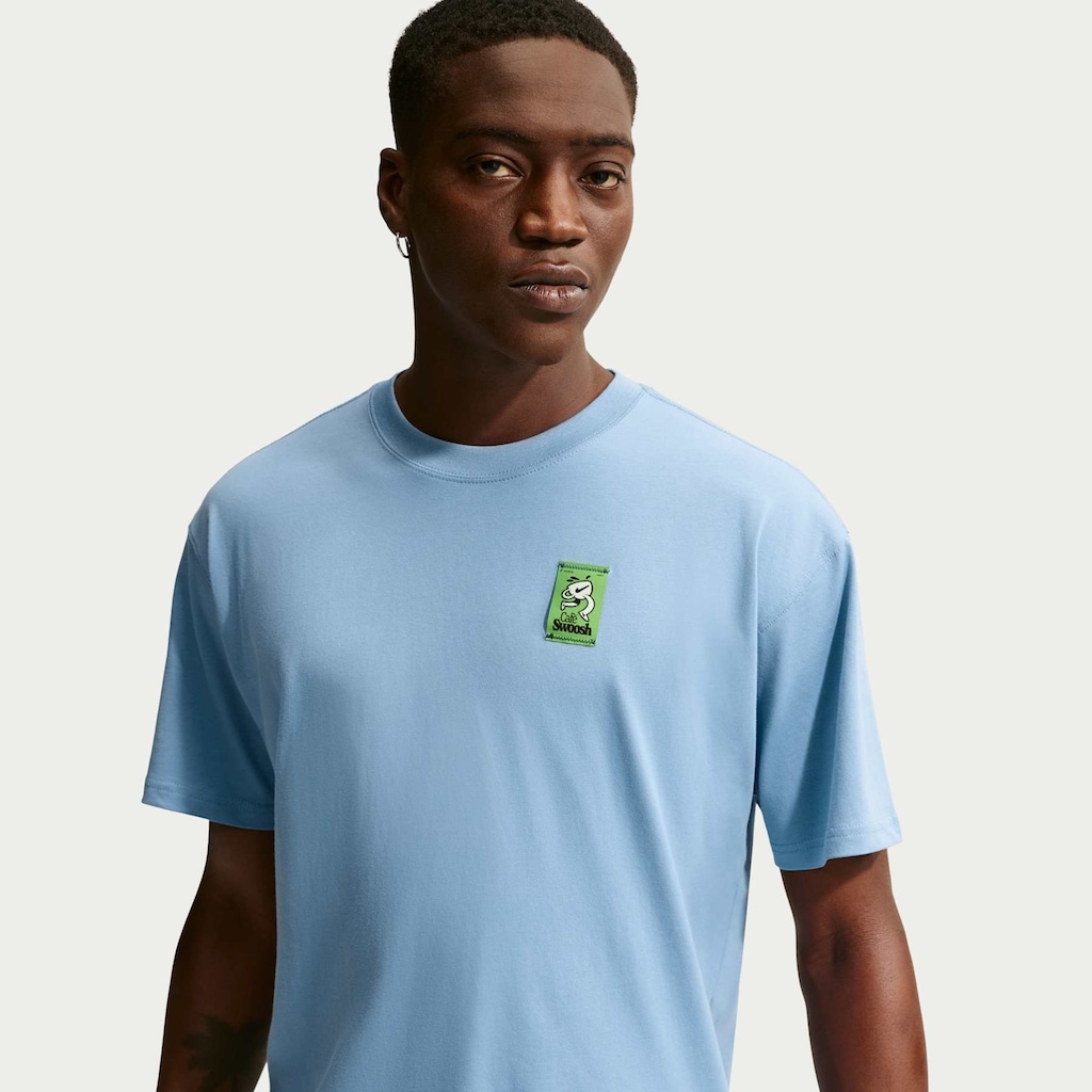 Camiseta Nike Sportswear Café Swoosh Mug Unissex