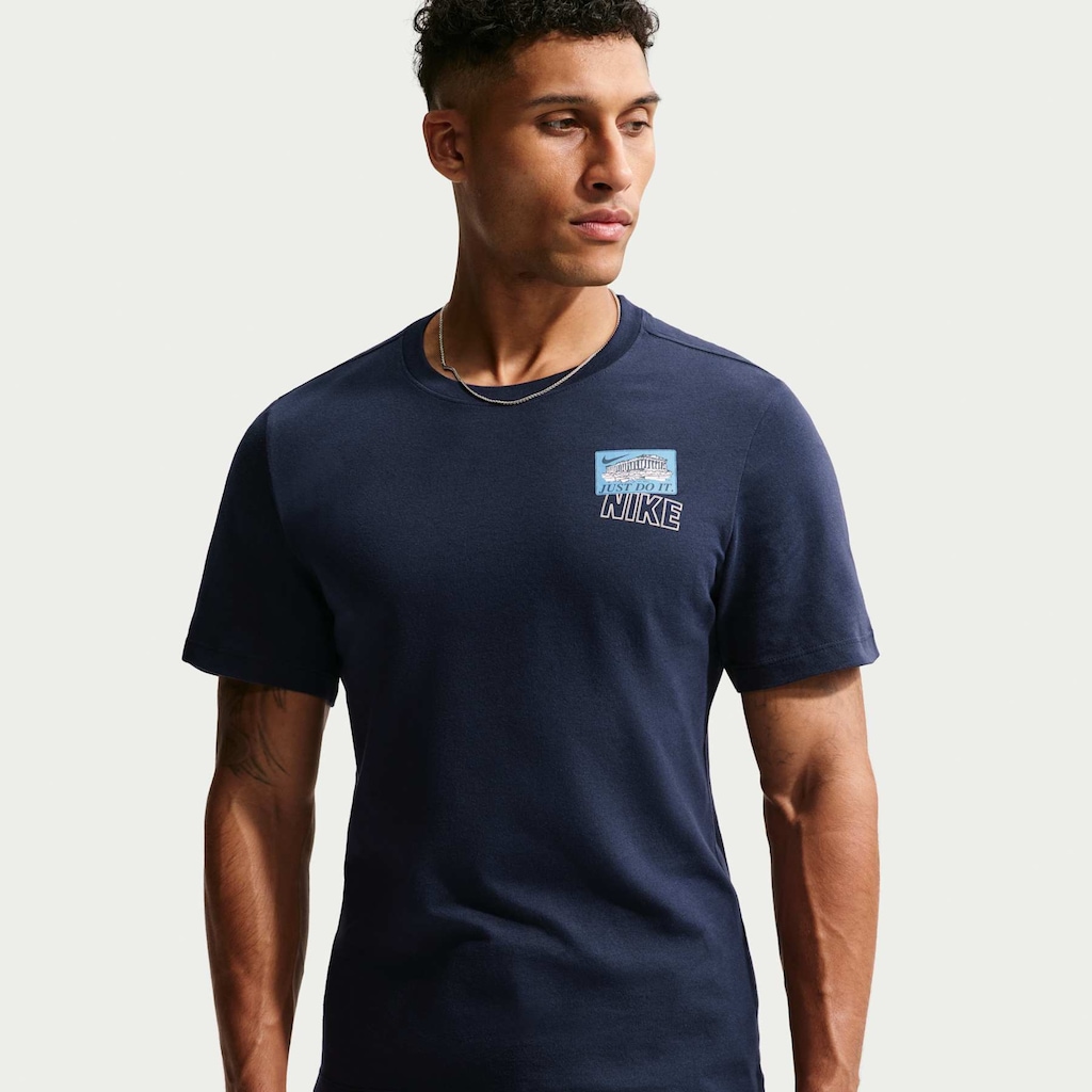 Camiseta Nike Train Stickers Masculina