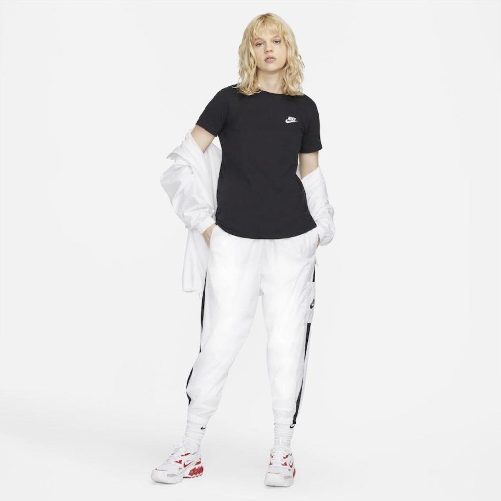 Camiseta Nike Sportswear - Feminina - Foto 4