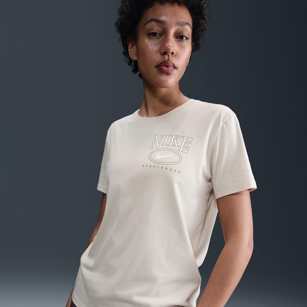 Camiseta Nike Sportswear Club Essential - Feminina