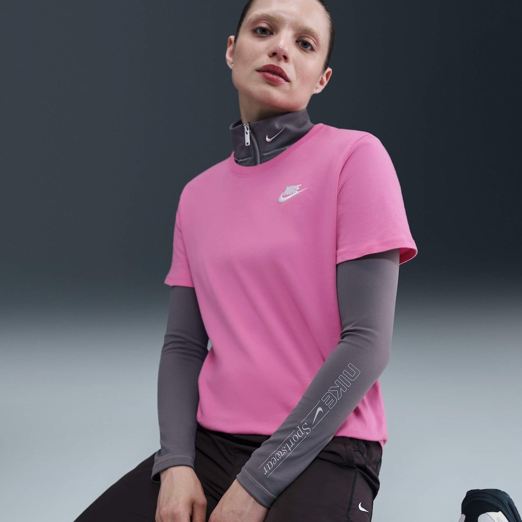 Camiseta Nike Sportswear Club Essentials - Feminina