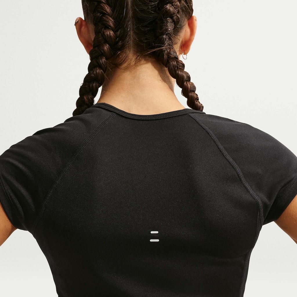 Imagem 2 do produto Camiseta Cropped Dri-FIT Nike Tempo Swoosh Feminina