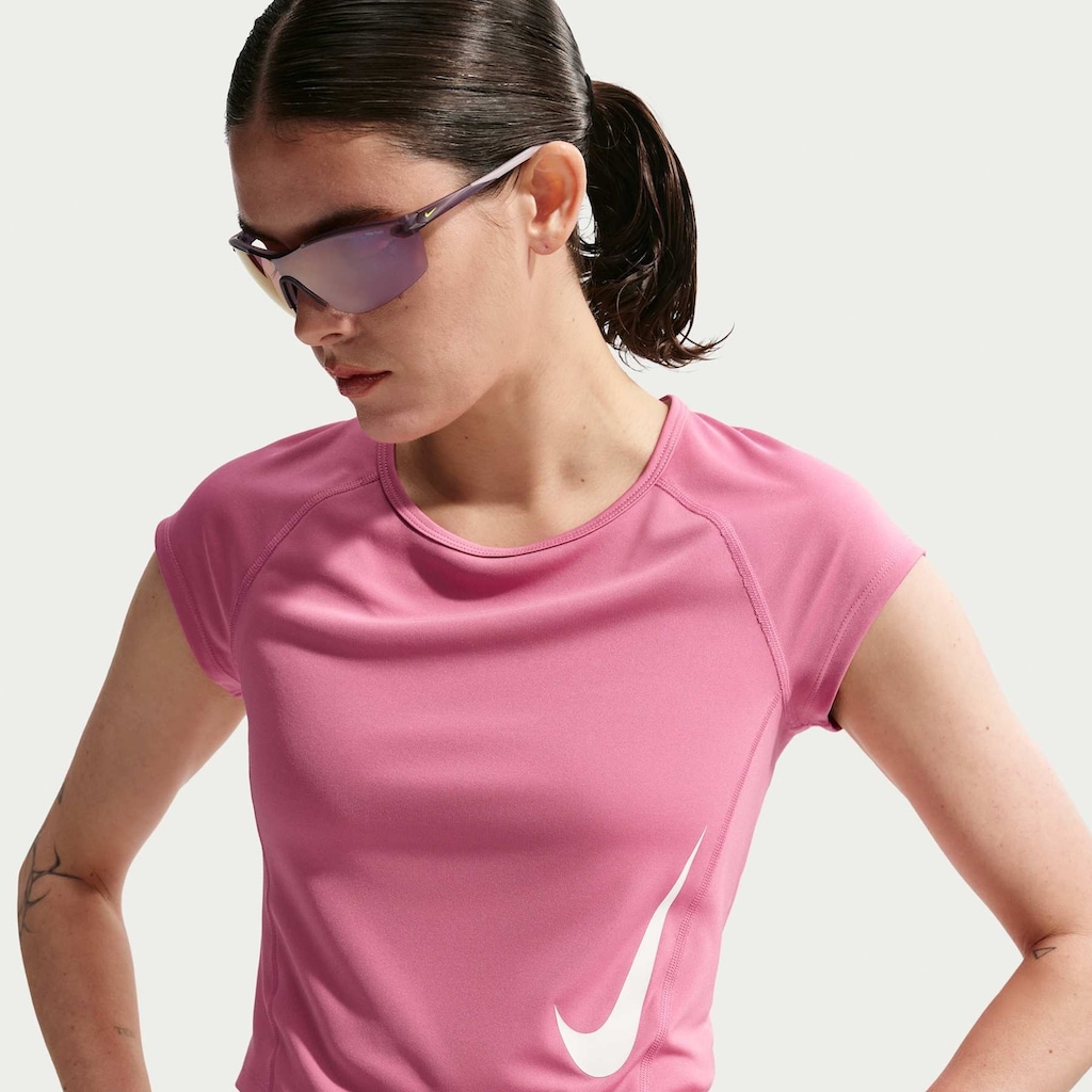 Camiseta Cropped Dri-FIT Nike Tempo Swoosh Feminina
