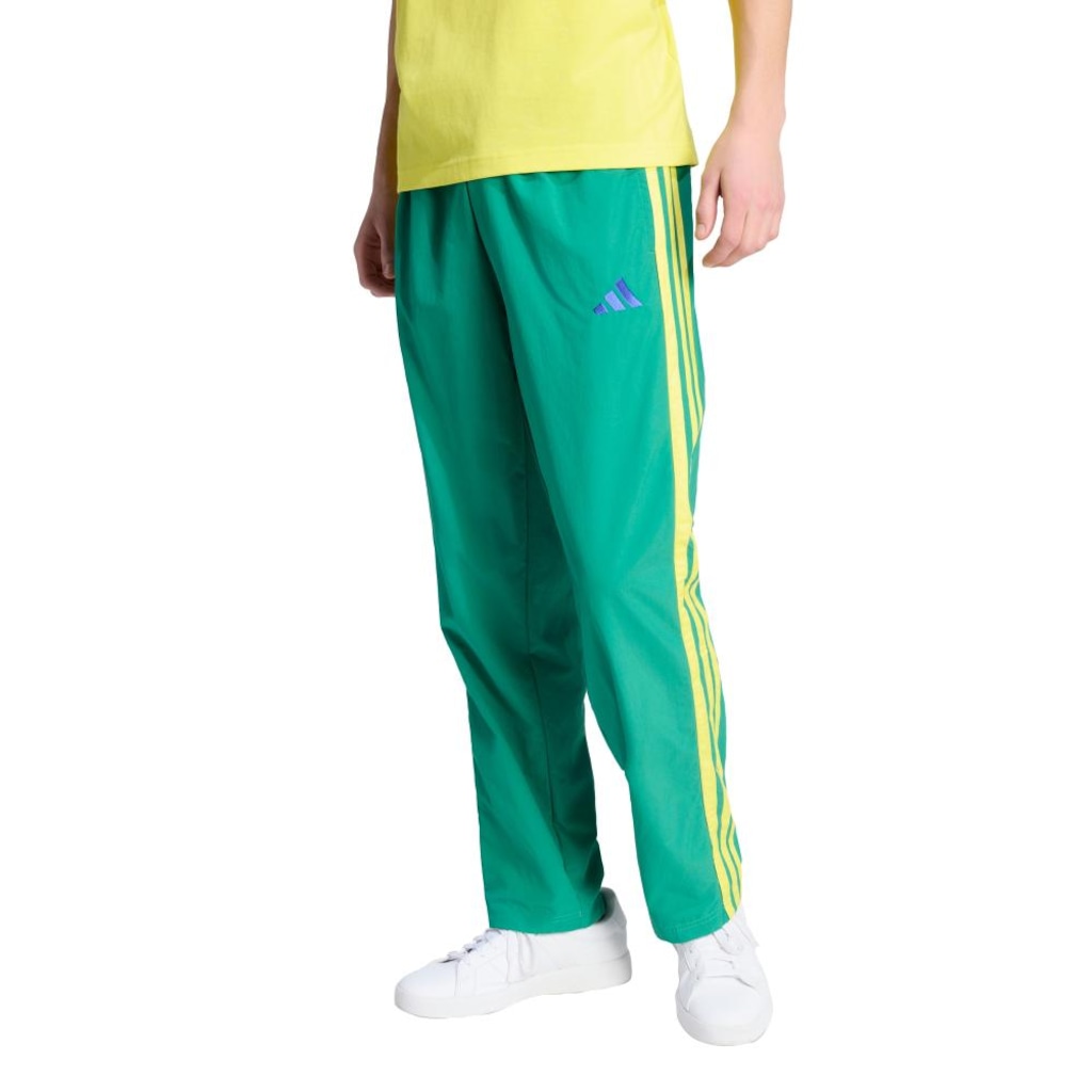 Calça adidas em Malha e Bainha Aberta Essentials Três Listras Masculina