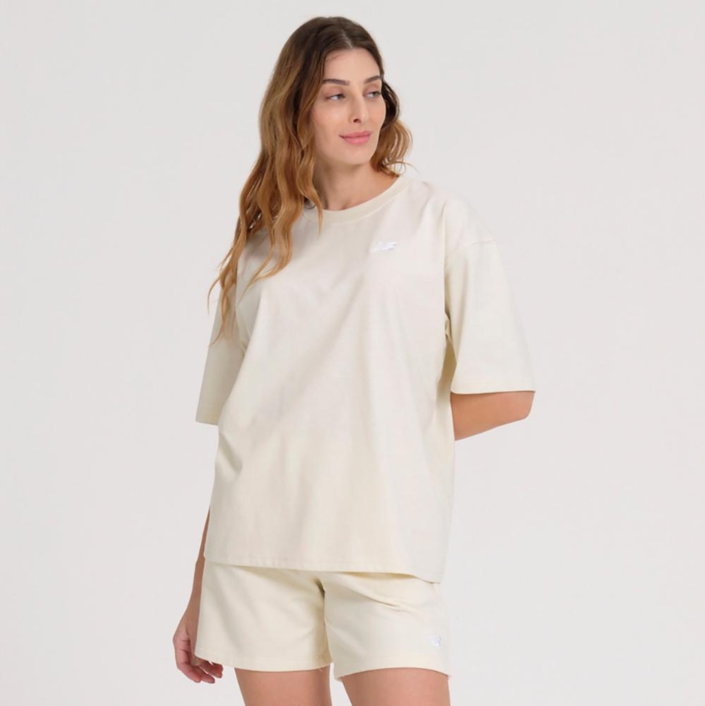 Camiseta New Balance Oversized Small Logo Feminina