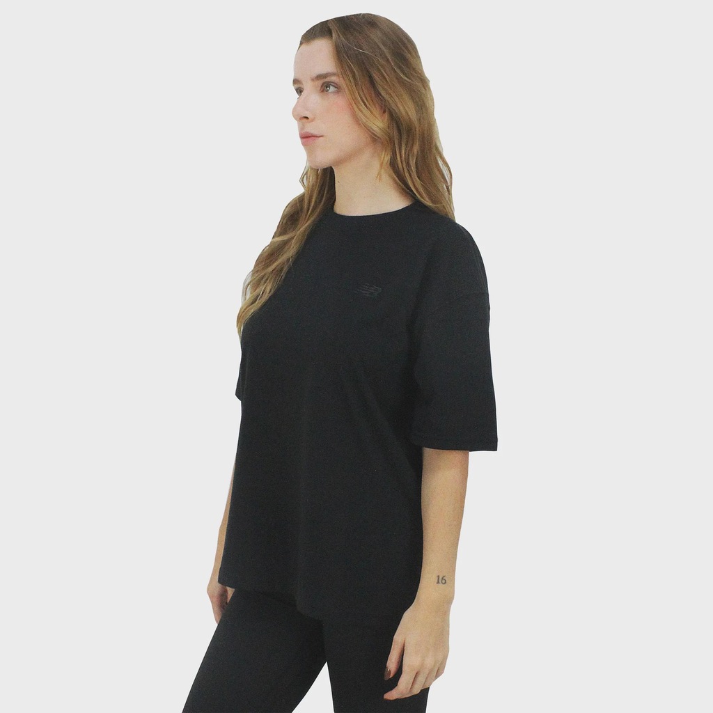 Camiseta New Balance Oversized Small Logo Black - Feminina