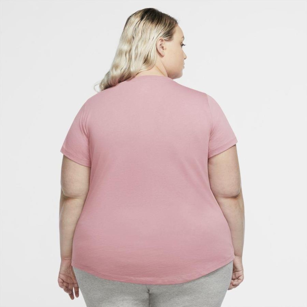 Camiseta Nike Sportswear Essential Plus Size Feminina Centauro