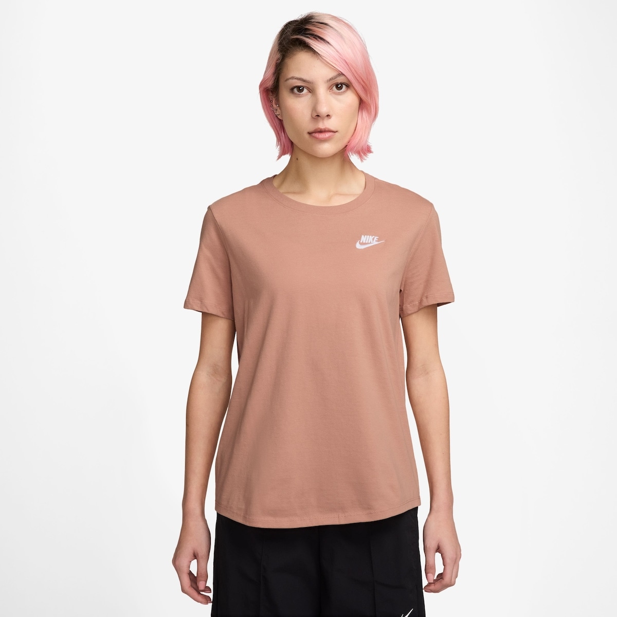 Camiseta Nike Sportswear Club Essentials Feminina em Promoção