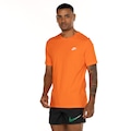 Opção de cor LARANJA/BRANCO de Camiseta Básica Nike Club Logo Pequeno Masculina