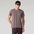 Camiseta ASICS Manga Curta Logo Espiral Crepe - Masculina MARROM ESCURO