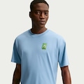 Camiseta Nike Sportswear Café Swoosh Mug Unissex AZUL CLARO