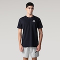 CAMISETA UNDER ARMOUR LOGO EM PRETO/BRANCO