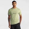 Opção de cor VERDE ESC/PRETO de Camiseta Nike Hyverse DF UV Masculina Treino