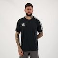 Camiseta Umbro Traditional Tape - Masculina PRETO