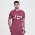 Camiseta New Balance Essentials 1906 - Masculina VERMELHO/VINHO