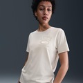 Camiseta Nike Sportswear Club Essential - Feminina BEGE