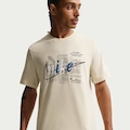 Camiseta Nike Sportswear Celebrate Masculina BEGE/PRETO