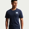 Camiseta Nike Train Stickers Masculina AZUL ESCURO
