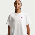Camiseta Nike Sportswear Classic Boyfriend 32 Feminina BRANCO/VERMELHO
