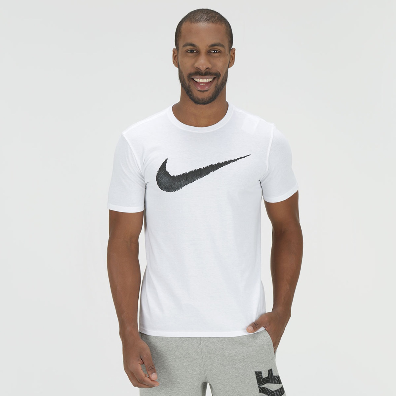 camiseta nike sportswear swoosh masculina