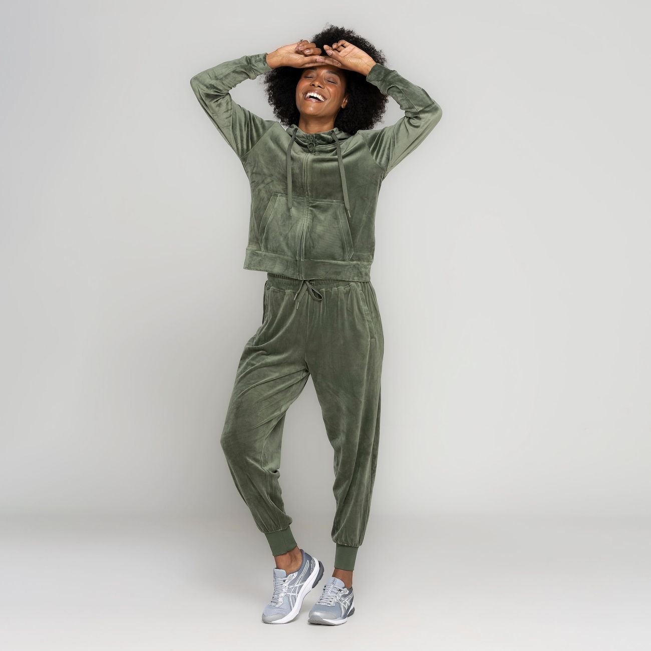 Jaqueta de Plush Feminina Oxer com Capuz e Bolso - Video 1