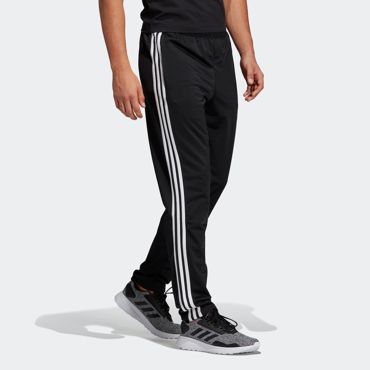 calça afunilada adidas