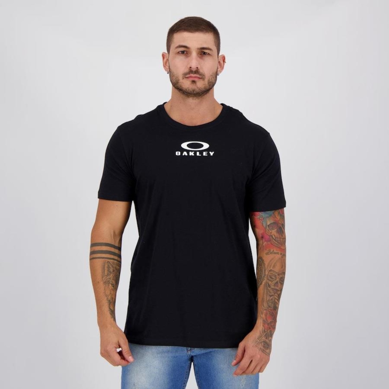 Preços baixos em Camisetas Oakley Preto para Homens