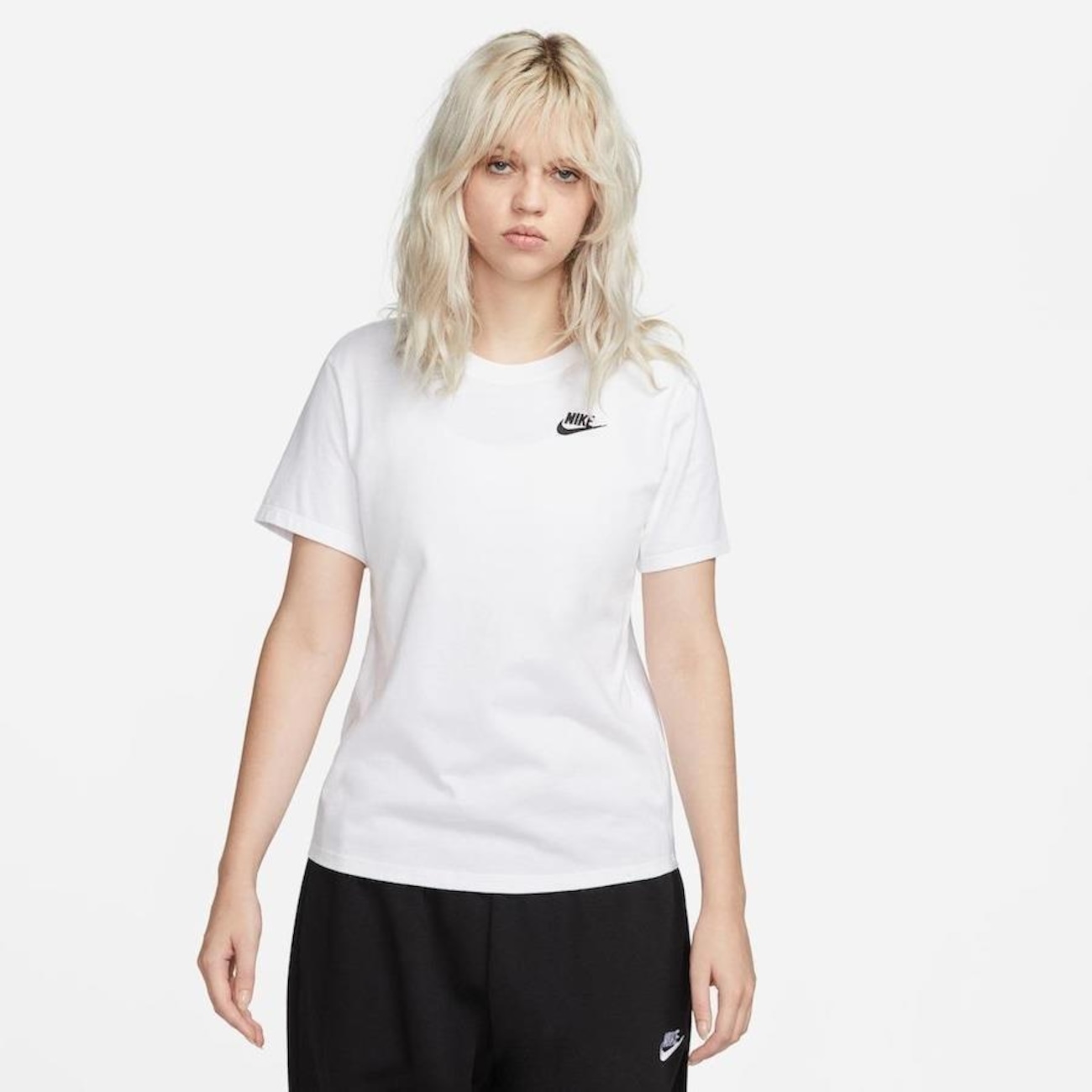 Camiseta Nike Sportswear Club Essentials - Feminina em Promoção