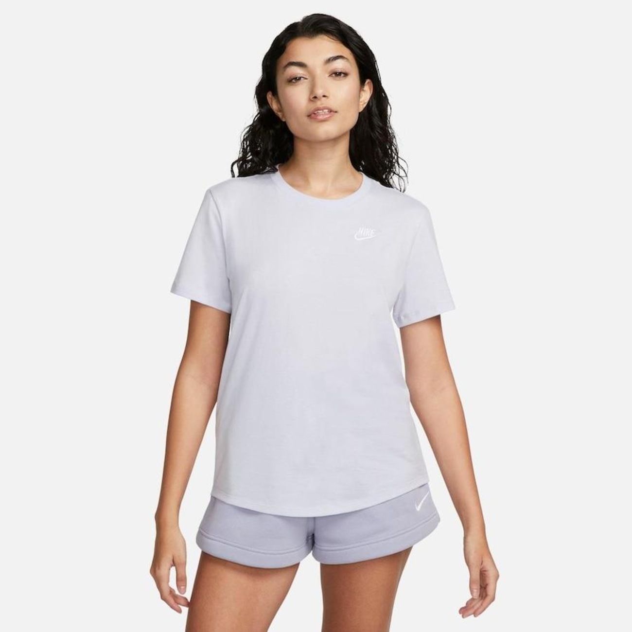 Camiseta Nike Sportswear Club Essentials - Feminina