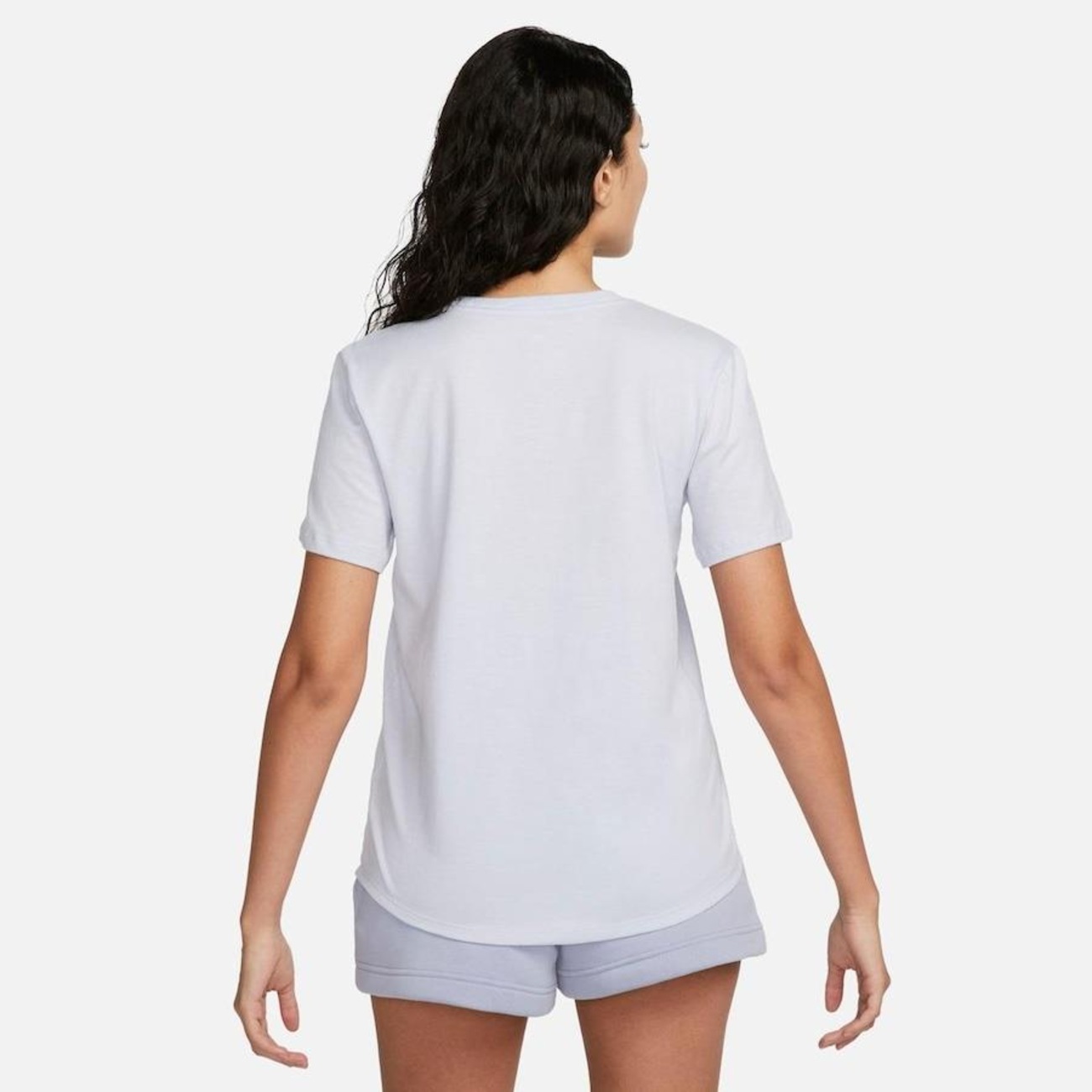 Camiseta Nike Sportswear Club Essentials - Feminina