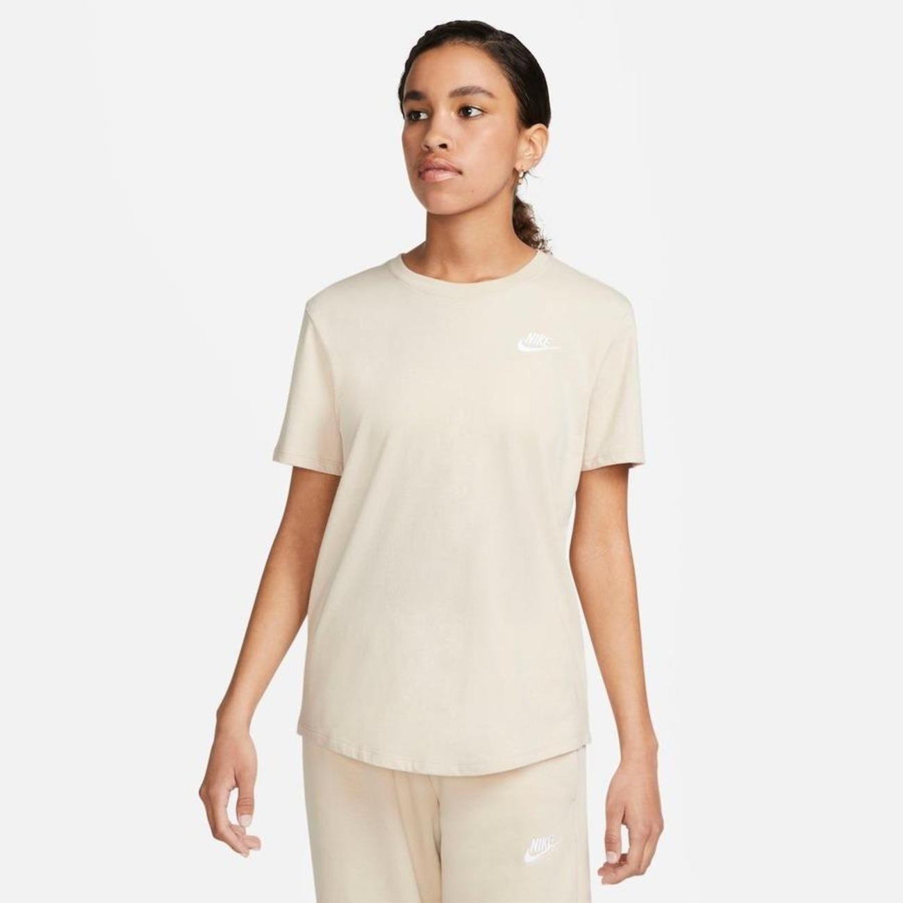 Camiseta Nike Sportswear Club Essentials - Feminina