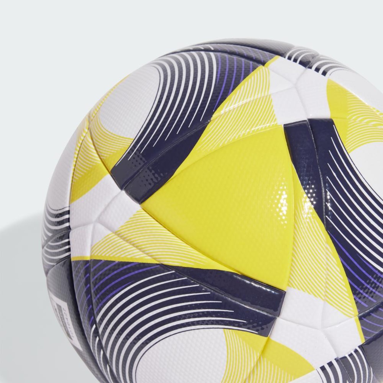 Bola de Futebol de Campo Adidas Conext 25 League | Centauro