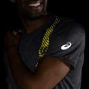 Camiseta Asics Manga Curta Logo Vertical - Masculina - Foto 6