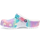 Sandália Crocs Adulto Classic T Dye Graphic Clo - Foto 3